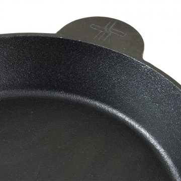 The windmill skillet  gietijzeren koekenpan closeup