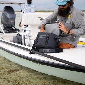 Yeti hopper flip 12 soft cooler koeltas charcoal grijs lifestyle 2