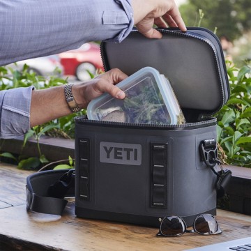 Yeti hopper flip 12 soft cooler koeltas charcoal grijs lifestyle 3