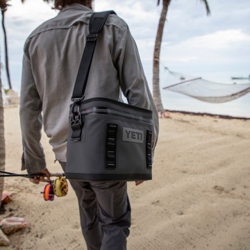 Yeti hopper flip 12 soft cooler koeltas charcoal grijs lifestyle