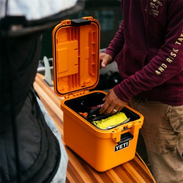 Yeti loadout gobox 15 opbergbox king crab orange lifestyle 2