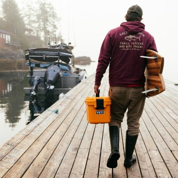 Yeti loadout gobox 15 opbergbox king crab orange lifestyle 3