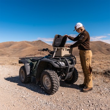 Yeti loadout gobox 30 opbergbox tan beige lifestyle