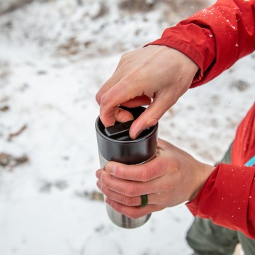 Yeti rambler 12 oz thermosfles met hotshot dop 354 ml zwart lifestyle