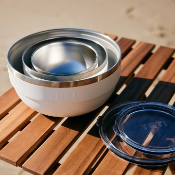 Yeti rambler bowl thermoskom met dubbelwandige vacuumisolatie wit lifestyle 2