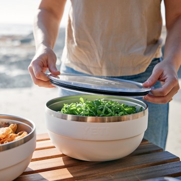 Yeti rambler bowl thermoskom met dubbelwandige vacuumisolatie wit lifestyle