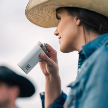 Yeti rambler flask heupfles  zakflacon wit lifestyle