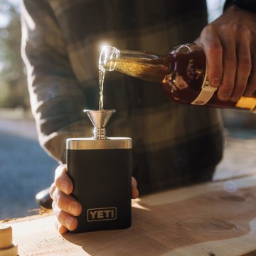 Yeti rambler flask heupfles  zakflacon zwart lifestyle