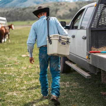 Yeti roadie 15 koelbox tan beige lifestyle