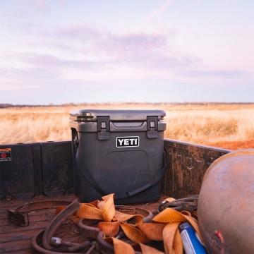 Yeti roadie 24 koelbox charcoal grijs lifestyle 2