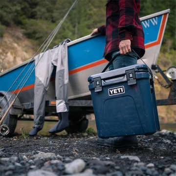 Yeti roadie 24 koelbox navy blauw lifestyle