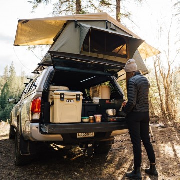 Yeti roadie 24 koelbox tan beige lifestyle 2