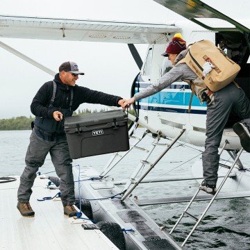 Yeti tundra 45 koelbox charcoal grijs lifestyle 2