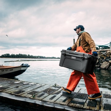 Yeti tundra 45 koelbox charcoal grijs lifestyle