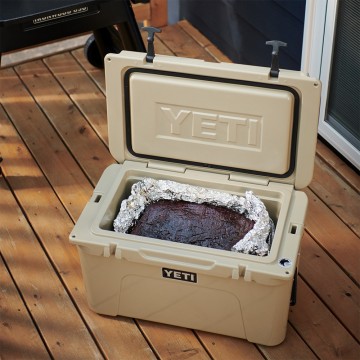Yeti tundra 45 koelbox tan beige lifestyle 2